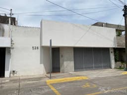 Rento casa en Jardines del Moral para casa u oficina $20,000