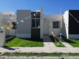 Casa en venta de 2 recamaras frente a jardín en Villa de Álvarez, Colima