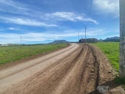 Terreno amplio, totalmente plano, zona cercana a escuelas y a la avenida principal