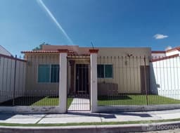 Casa pequeña en venta con terreno amplio en Tequisquiapan.