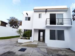 Residencia céntrica en venta 2 plantas, 4 recamaras, Tequisquiapan.