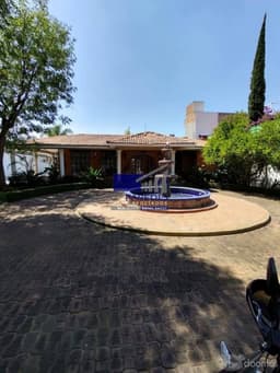 R302 Residencia 7 recámaras en venta con alberca Torremolinos Morelia