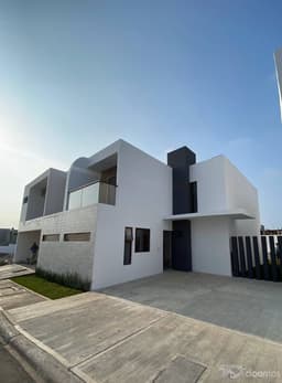 Casa en venta con alberca en el Fraccionamiento Lomas de la Rioja