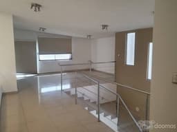 Versátil Propiedad en Villa Encantada: Ideal para Negocios