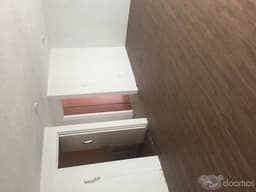 Buen departamento en cómodo edificio sólido.