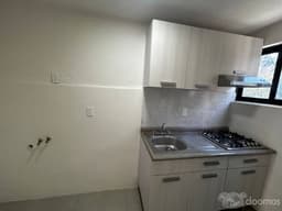 Venta de pequeño depto. Excelente ubicación, exterior y listo para habitar