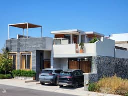 CASA CON JARDÍN CENTRAL, ESPACIO FAMILIAR EN PRIMER NIVEL, Y MÁS, ZIBATÁ, Qro!