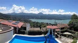 Preciosa casa con vista al pueblo y lago