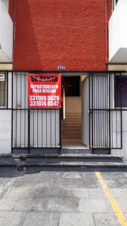 Amplio departamento, 2 cajones estacionamiento, 4 privados, 3 baños completos, recepción, cocineta, patio, área de servicio y amplios closets