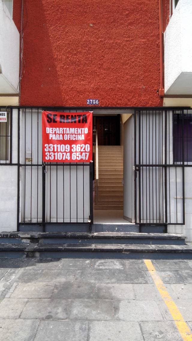 Amplio departamento, 2 cajones estacionamiento, 4 privados, 3 baños completos, recepción, cocineta, patio, área de servicio y amplios closets
