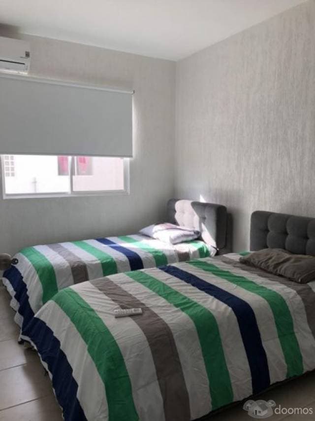 EXCELENTE CASA COMPLETAMENTE AMUEBLADA EN PRIVADO FRENTE ALBERCA — foto 2