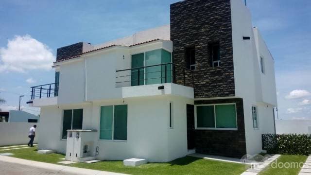 COMODA CASA CON ALBERCA Y ACCESOS INMEDIATOS — foto 2