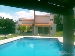 CASA CON FINOS ACABADOS EN ZONA EXCLUSIVA