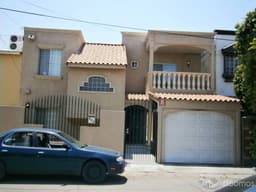 Excelente residencia en Jardines del Lago J