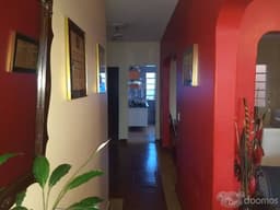 Casa con local comercial