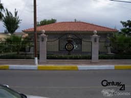 Residencia en excelentes condiciones con amplios espacios interiores y exteriores
