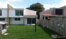 CASA CON FINOS ACABADOS Y BUENA UBICACION