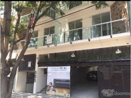Recámara privada con balcón en departamento compartido