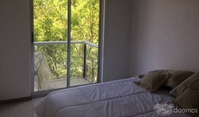 Recámara privada con balcón en departamento compartido — foto 4