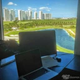 Oficina en Puerto Cancún con vistas a Campo de Golf y zona residencial.