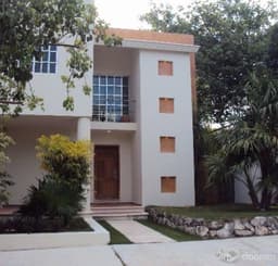 RESIDENCIA UBICADA EN ZONA RESIDENCIAL CANCUN , SOBRE TERRENO EN CALLE CERRADA.