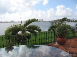 VENTA DE ESTUPENDA Y CONFORTABLE CASA FRENTE A LA LAGUNA , ZONA HOTELERA