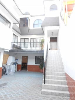 Casa muy amplia con local comercial y departamento