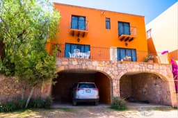 Casa Rodeada De Naturaleza Y Montañas