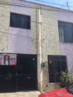 Casa en excelente UBICACION! Colonia 5 de mayo a menos de 4 casas de Av. Patria, cercana a Av Gobernador Curiel