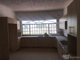 Casa y 4 locales en Venta, para inversión! ubicados en esquina, a 5 min. Hospital Angel Leaño, sobre Avenida principal