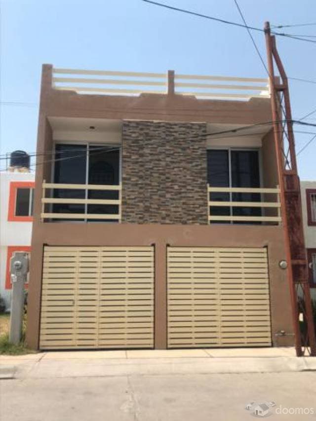 Casa en venta Irapuato Gto. dos pisos — foto 1