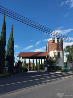 Hermosa casa en venta con recámara en planta baja y jardín en Cipreses, Qro.