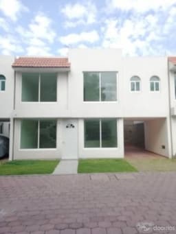 CASA NUVA EN CONDOMINIO HORIZONTAL, con seguridad privada, en calle cerrada. 3 recámaras, la principal con baño privado y vestidor. 2 baños 1/2, 2 cajones de estacionamiento.