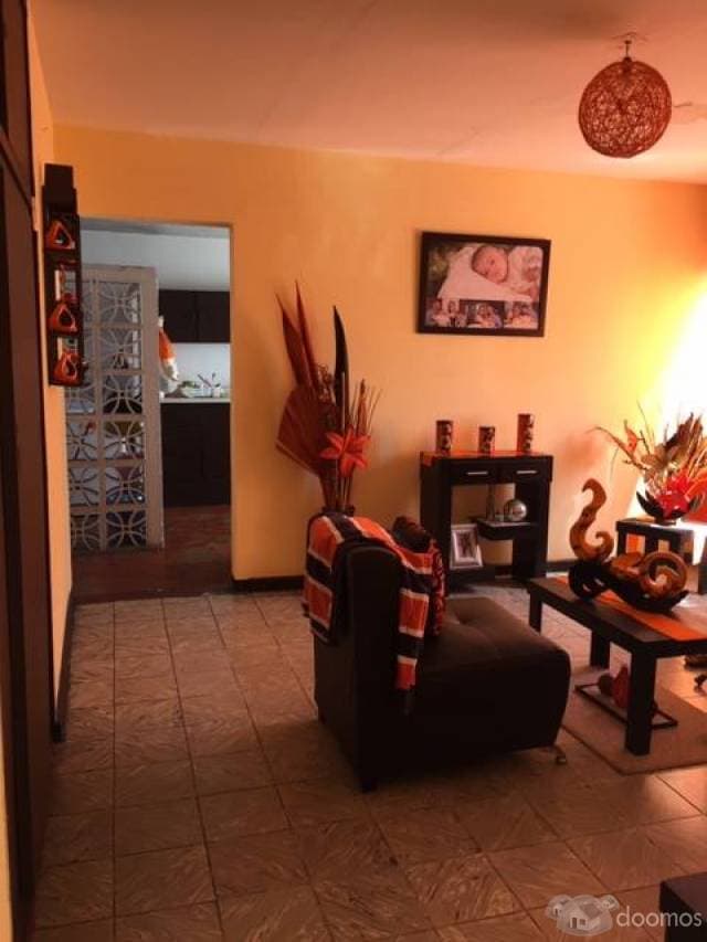 CASA EN VENTA ESQUINA CON LOCAL COMERCIAL — foto 4