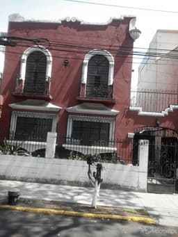 Casa de gran terreno en Col. Del Valle, en zona tranquila.