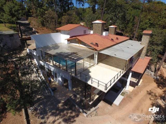 RESIDENCIA EN VALLE DE BRAVO — foto 1