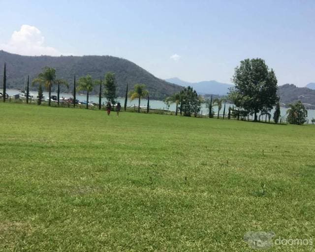 TERRENO A LA ORILLA DEL LAGO — foto 1