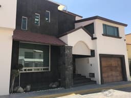 Preciosa Residencia en Arboledas de San JavierHermosa casa Residencial en Arboledas de San Javier, ubicada en una privada con excelente seguridad ya que cuenta con doble caseta de control, vigilancia