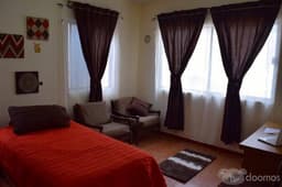 Cómodo cuarto en casa tranquila
