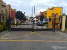 HERMOSA CASA PEGADA A LA AUTOPISTA MEXIQUENSE