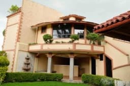 CASA EN VENTA EN FRACCIONAMIENTO PRIVADO EN LOMAS ESTRELLA 1 a Seccion