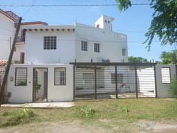 CASA DE 3 RECAMARAS Y AMPLIO JARDIN CERCA DE COSTCO