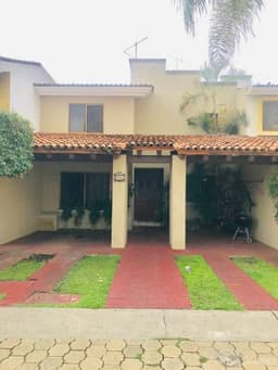 CASA EN VENTA EN LOMA BONITA DENTRO DE COTO