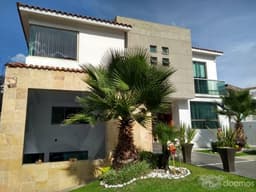 RESIDENCIA EN ZONA ESMERALDA 4 RECAMARAS, JARDIN, MAXIMA SEGURIDAD