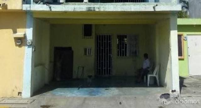 CASA EN LA GOBERNADORES EN COMALCALCO — foto 1