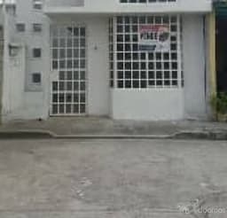 CASA EN LA GOBERNADORES CALLE ROBERTO MADRAZO