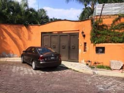 SE RENTA HERMOSA CASA EDIFICADA EN UN PISO