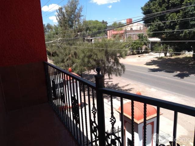 CASA GRANDE, CON LOCAL COMERCIAL Y BODEGA. — foto 8
