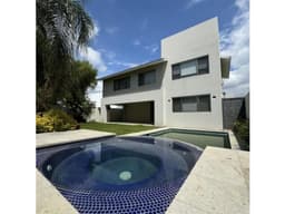 RESIDENCIA DE ALTO NIVEL CON ALBERCA Y JACUZZI
