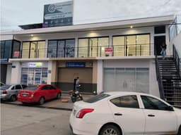 Local en renta con estacionamiento en Av. Rafael Buelna